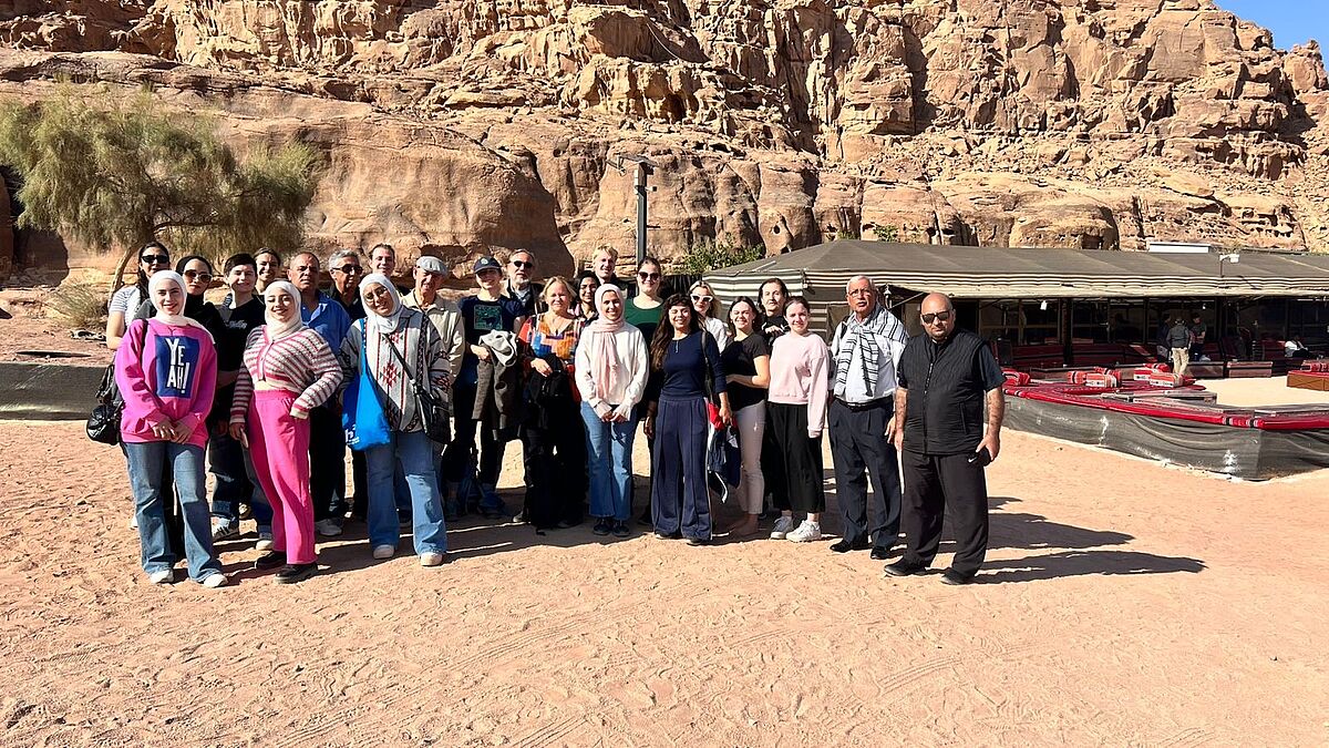 Auf dem Foto ist eine Gruppe von Menschen zu sehen, die an der Abschlusstagung in Amman im Rahmen des Projektes "Leadership und Advocacy: Kompetenzentwicklung für die  Sozial- und Gesundheitsberufe" teilgenommen hat.