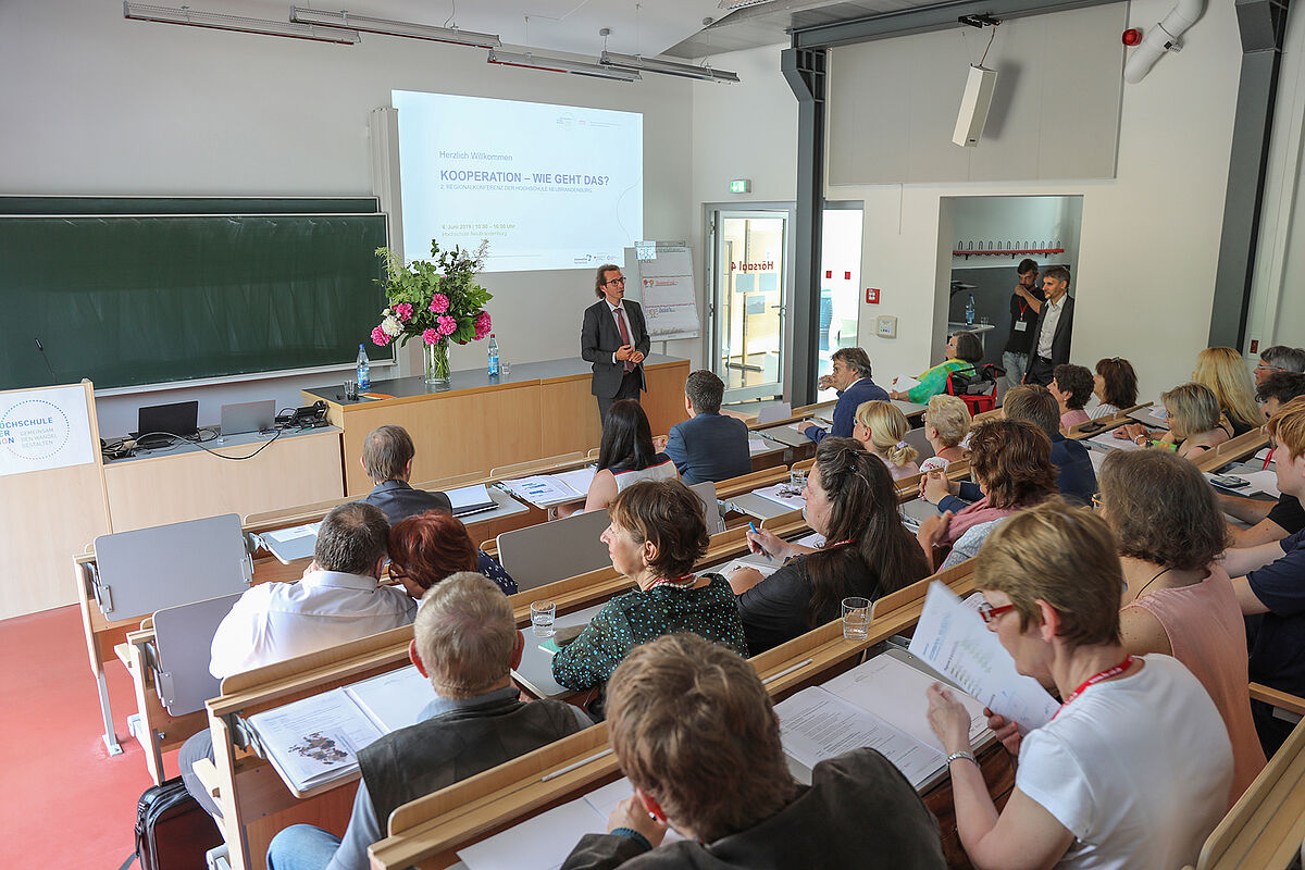 „Als Hochschule in der Region ist Wissenstransfer ein fester Bestandteil unserer täglichen Arbeit, neben Lehre und Forschung“, eröffnete Prof. Dr. Gerd Teschke, Rektor der Hochschule, die Veranstaltung.