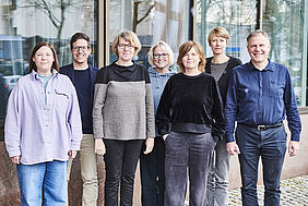 Auf dem Foto sind die sieben Vorsitzenden der DGSA zu sehen. Darunter Professorin Doktorin Miriam Burzlaff und Professorin Doktorin Claudia Steckelberg aus der Hochschule Neubrandenburg.