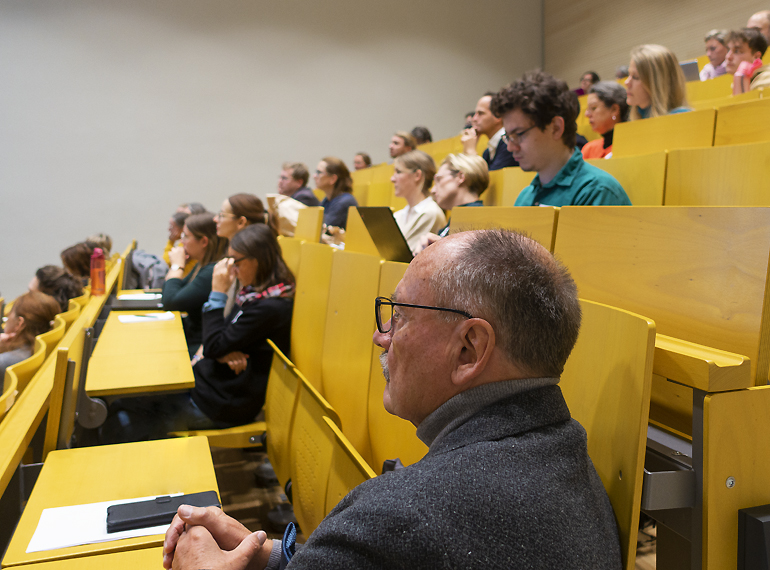 Gäste der Gründungsveranstaltung des Hochschulzentrum für berufliche Lehrer:innenbildung folgen den Vorträgen