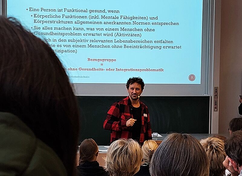 Der Prorektor der Evangelischen Hochschule Berlin, Prof. Dr. Komorek, fesselte sein Publikum mit einer spannenden Keynote mit dem Titel „Partizipation – Ein Schlüssel?“. Foto: Martin Fröse