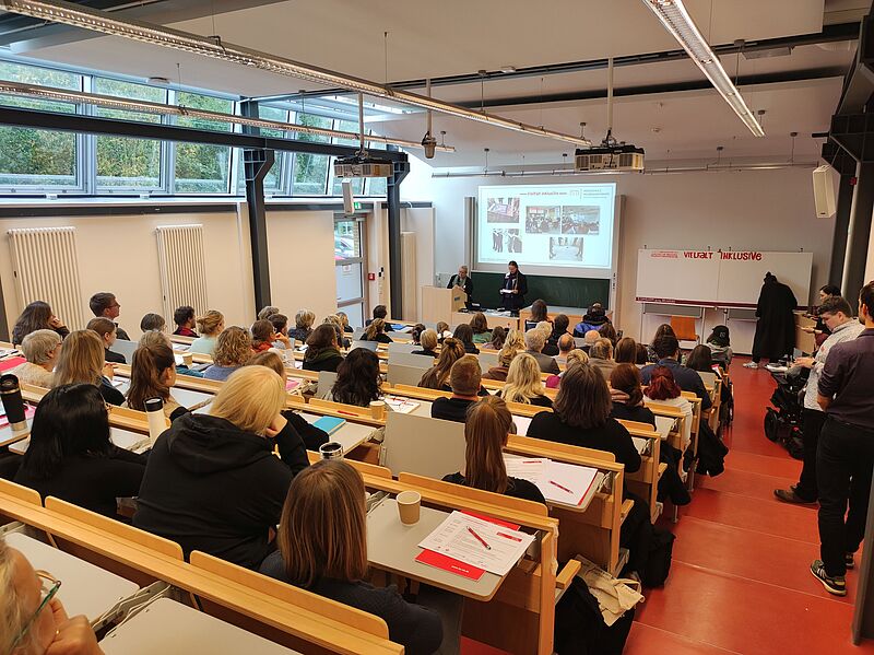 Prof.in Dr. Steffi Kraehmer und Prof.in Dr. Anke S. Kampmeier bei der Eröffnung des 3. Symposiums im Hörsaal 5. Foto: Elisa Hofert