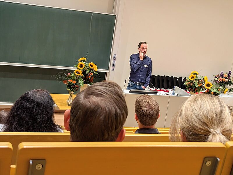 Vor der Mittagspause hielt Martin Koch einen fesselnden Kurzvortrag und dankte den Professor*innen und Mitarbeitenden, die den Studiengang seit zehn Jahren lebhaft mitgestalten. Foto: Martin Fröse